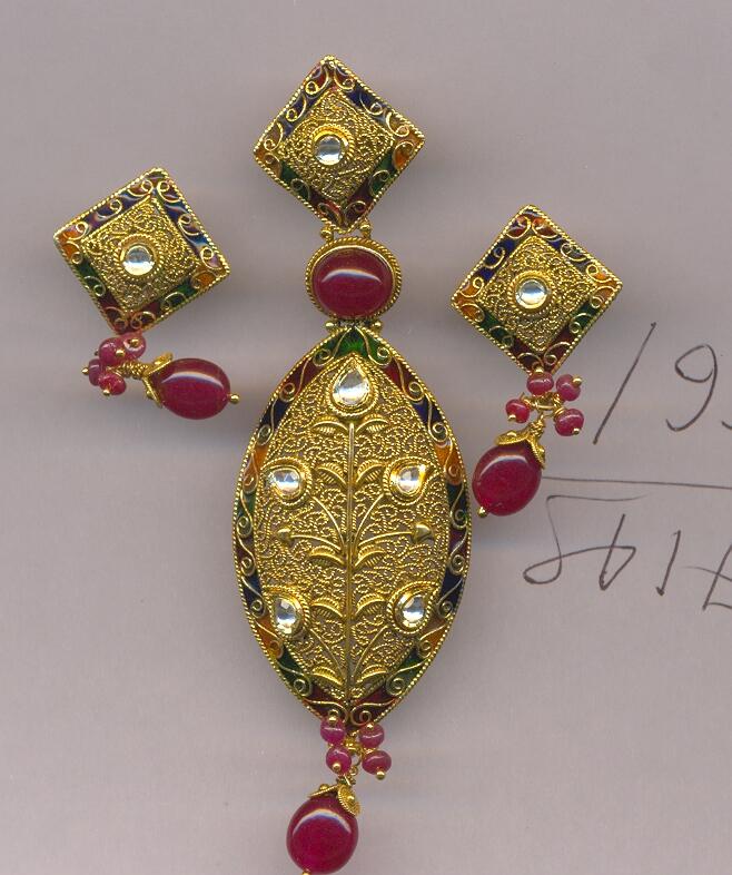 GOLD HALF SET PENDENT ANTIQUE GENERAL