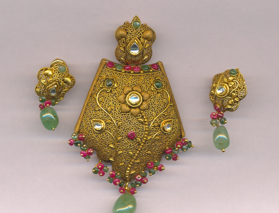 GOLD HALF SET PENDENT ANTIQUE GENERAL