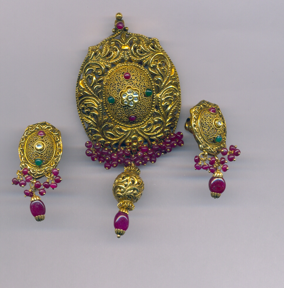 GOLD HALF SET PENDENT ANTIQUE GENERAL