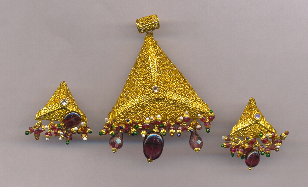 GOLD HALF SET PENDENT ANTIQUE GENERAL