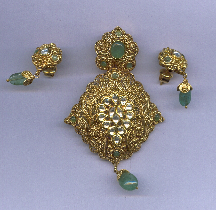 GOLD HALF SET PENDENT ANTIQUE GENERAL