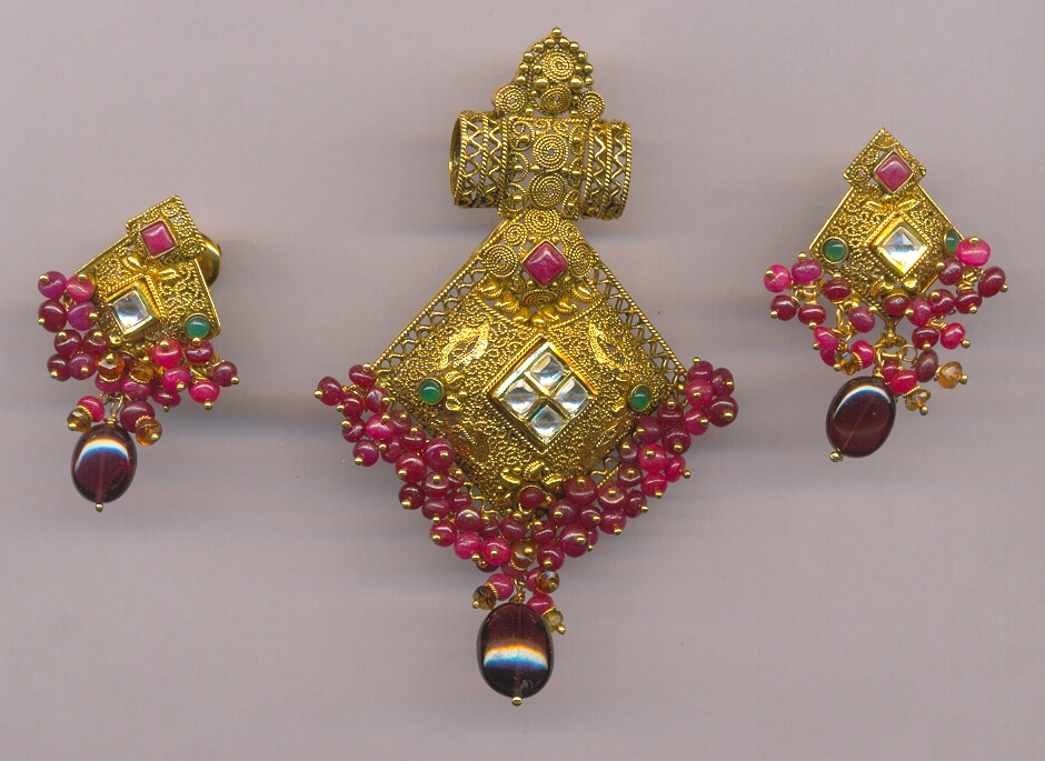 GOLD HALF SET PENDENT ANTIQUE GENERAL