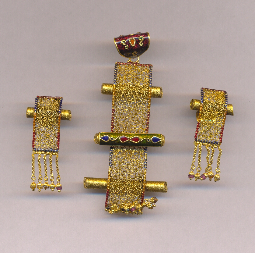GOLD HALF SET PENDENT ANTIQUE GENERAL