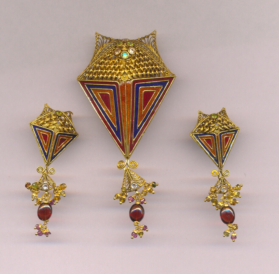 GOLD HALF SET PENDENT ANTIQUE GENERAL