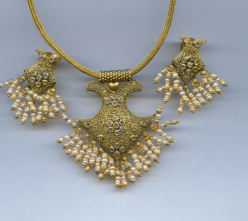 GOLD HALF SET PENDENT ANTIQUE GENERAL