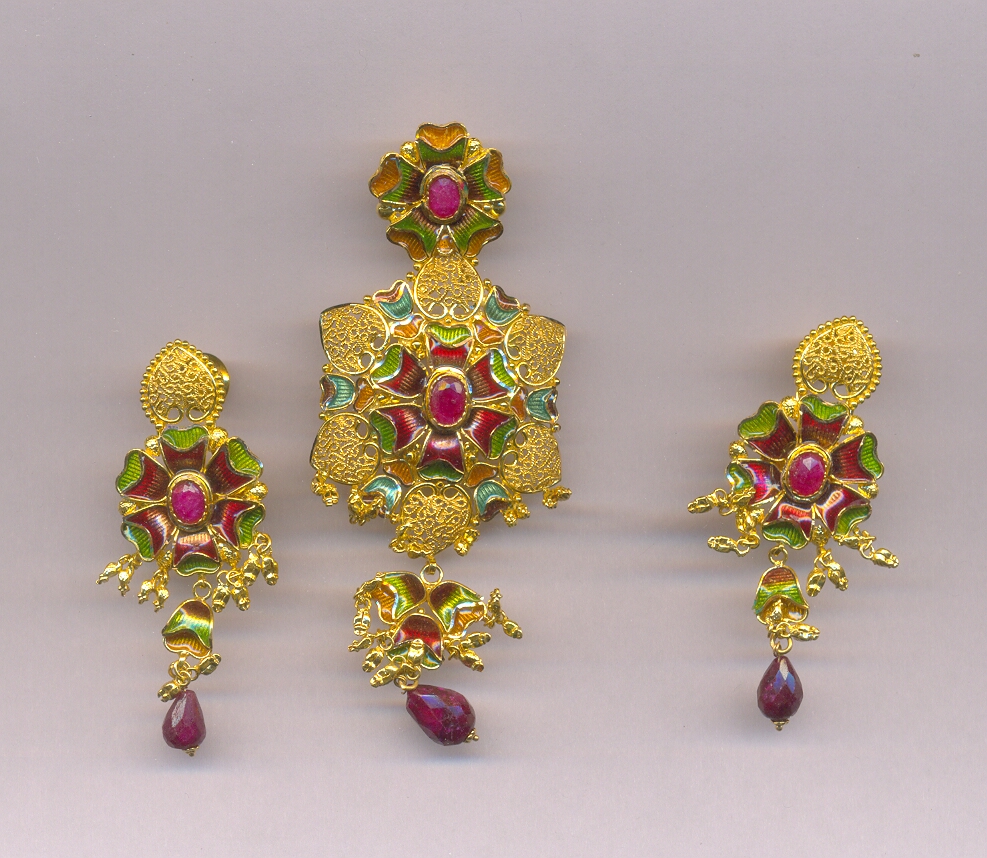 GOLD HALF SET PENDENT ANTIQUE GENERAL