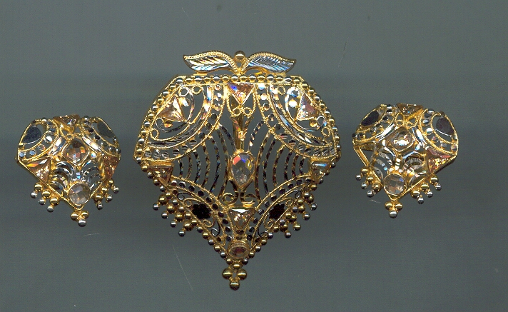 GOLD HALF SET PENDENT DESIGNER GENERAL