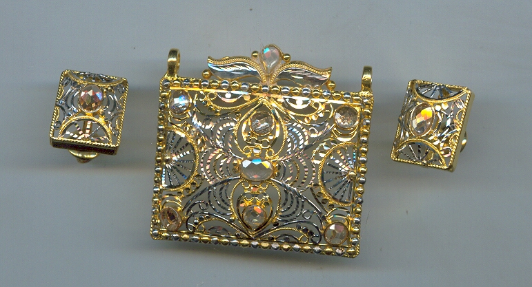 GOLD HALF SET PENDENT DESIGNER GENERAL