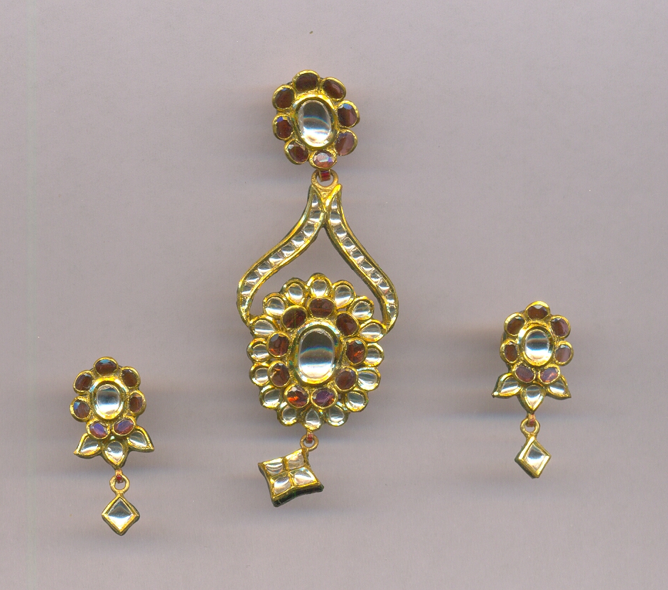 GOLD HALF SET PENDENT KUNDAN FANCY