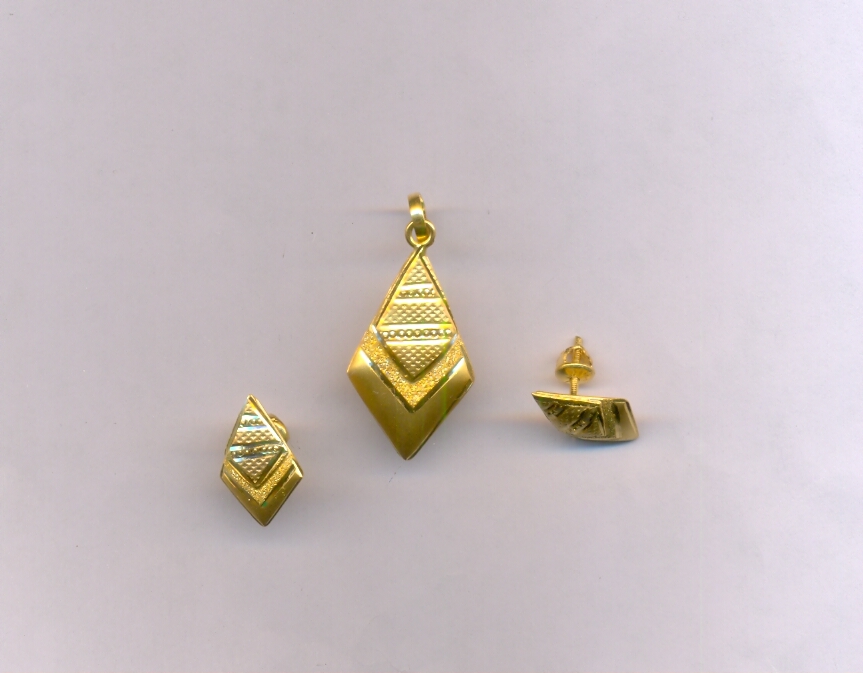 GOLD HALF SET PENDENT PLAIN EXCLUSIVE
