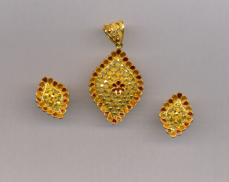 GOLD HALF SET PENDENT PLAIN EXCLUSIVE
