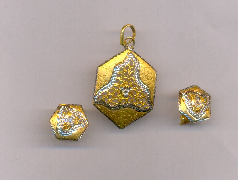 GOLD HALF SET PENDENT PLAIN EXCLUSIVE