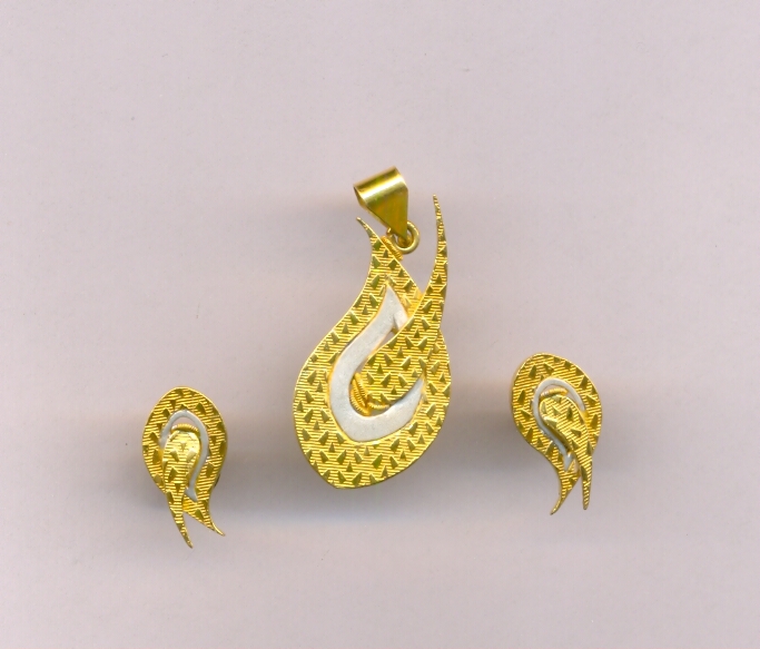 GOLD HALF SET PENDENT PLAIN EXCLUSIVE