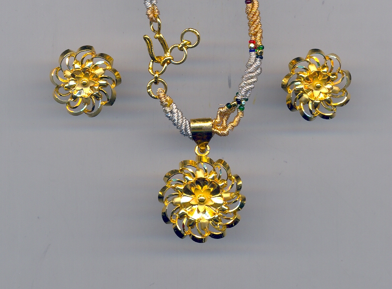 GOLD HALF SET PENDENT PLAIN EXCLUSIVE
