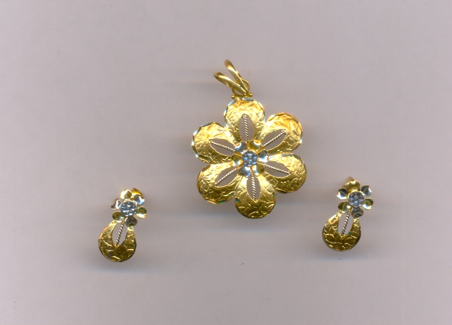 GOLD HALF SET PENDENT PLAIN EXCLUSIVE