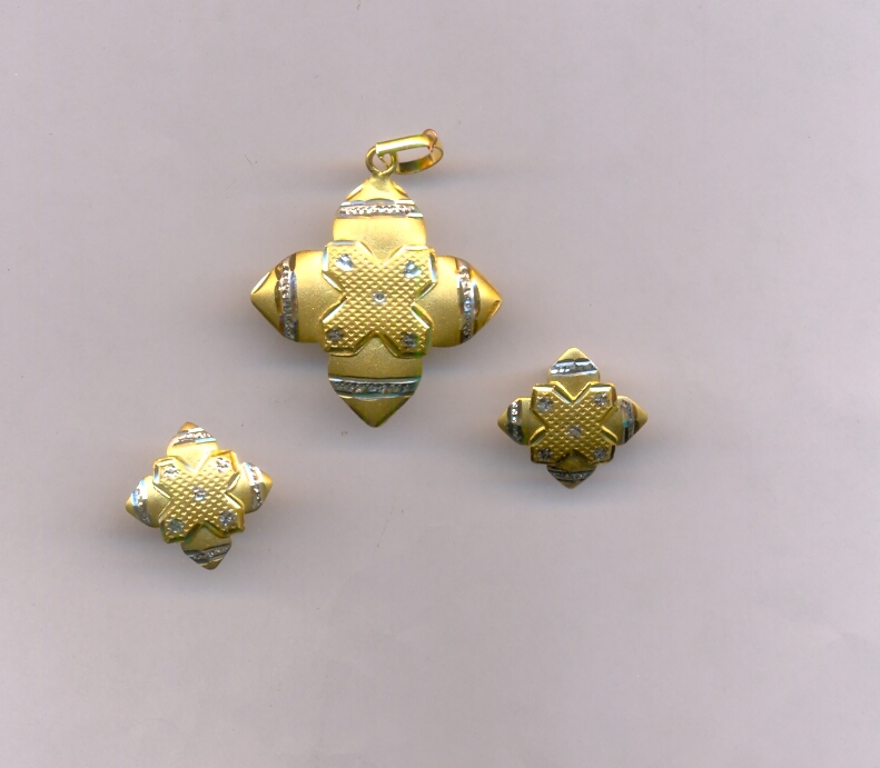 GOLD HALF SET PENDENT PLAIN EXCLUSIVE