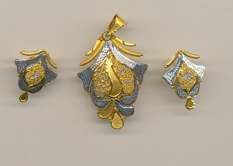 GOLD HALF SET PENDENT PLAIN EXCLUSIVE