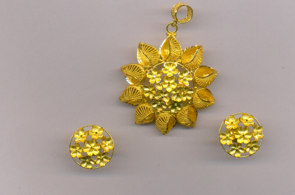 GOLD HALF SET PENDENT PLAIN EXCLUSIVE