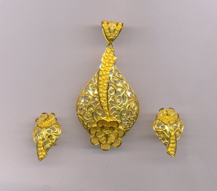GOLD HALF SET PENDENT PLAIN EXCLUSIVE