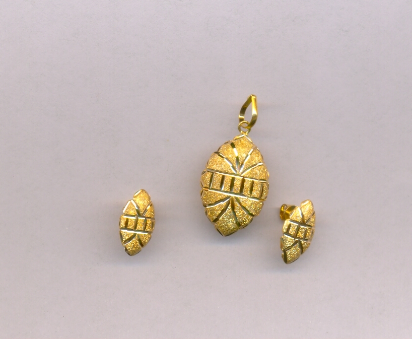 GOLD HALF SET PENDENT PLAIN EXCLUSIVE