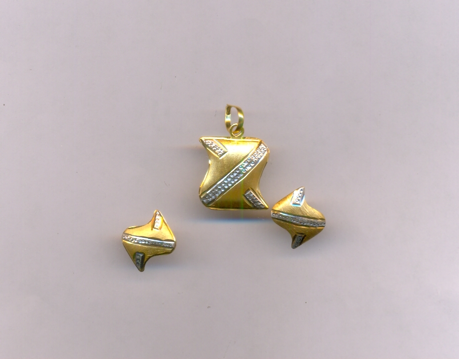 GOLD HALF SET PENDENT PLAIN EXCLUSIVE