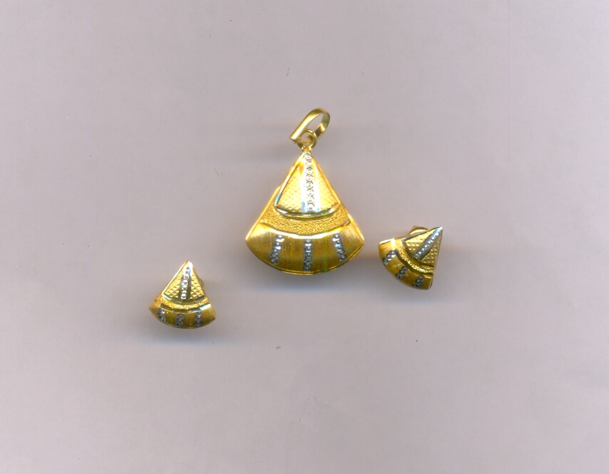 GOLD HALF SET PENDENT PLAIN EXCLUSIVE