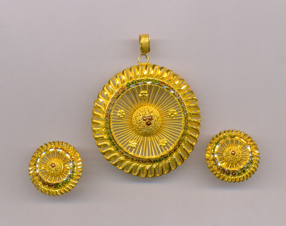 GOLD HALF SET PENDENT PLAIN EXCLUSIVE