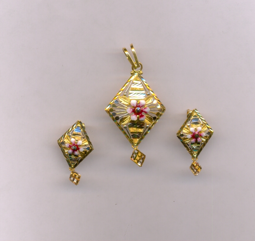 GOLD HALF SET PENDENT PLAIN EXCLUSIVE