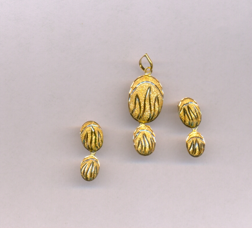 GOLD HALF SET PENDENT PLAIN EXCLUSIVE