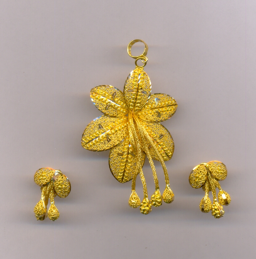 GOLD HALF SET PENDENT PLAIN EXCLUSIVE