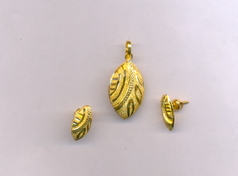 GOLD HALF SET PENDENT PLAIN EXCLUSIVE