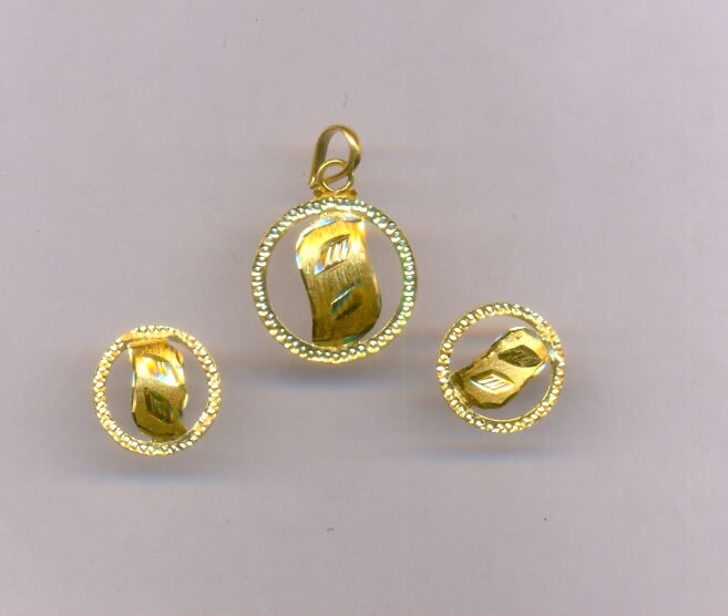 GOLD HALF SET PENDENT PLAIN EXCLUSIVE