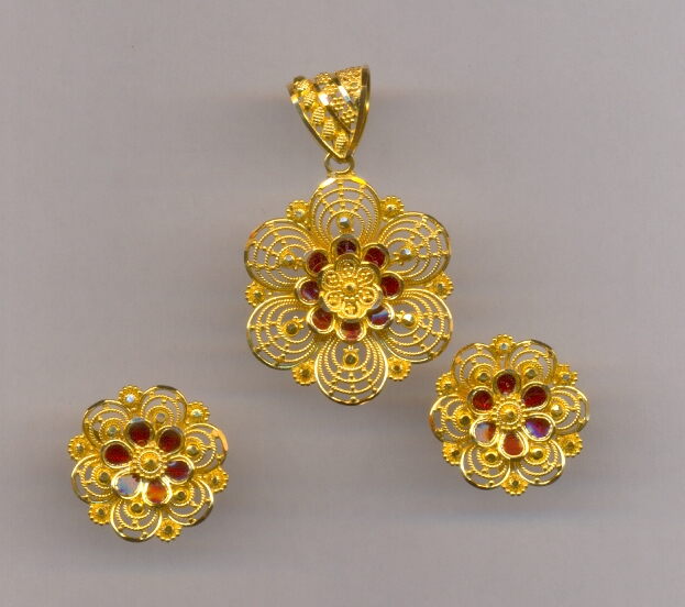 GOLD HALF SET PENDENT PLAIN EXCLUSIVE