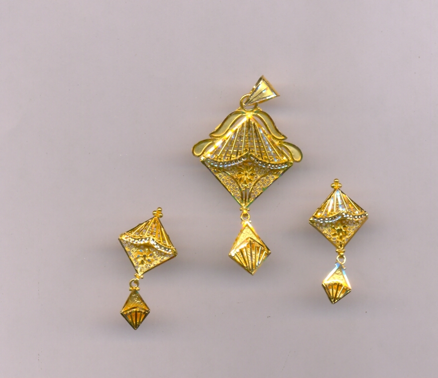 GOLD HALF SET PENDENT PLAIN EXCLUSIVE