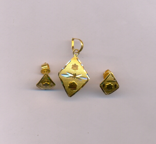GOLD HALF SET PENDENT PLAIN EXCLUSIVE