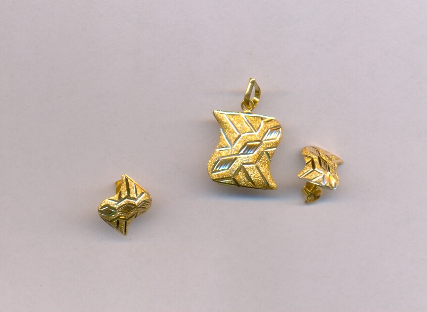 GOLD HALF SET PENDENT PLAIN EXCLUSIVE