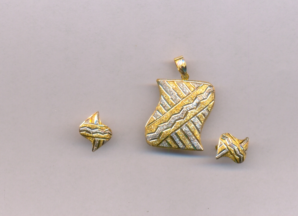 GOLD HALF SET PENDENT PLAIN EXCLUSIVE