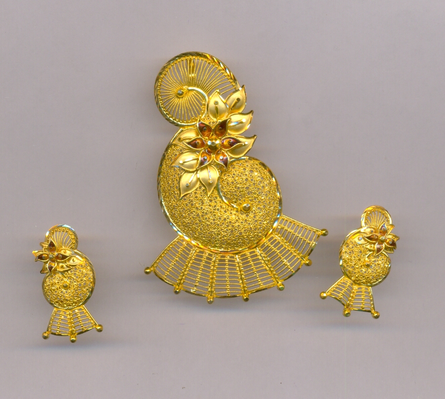 GOLD HALF SET PENDENT PLAIN EXCLUSIVE