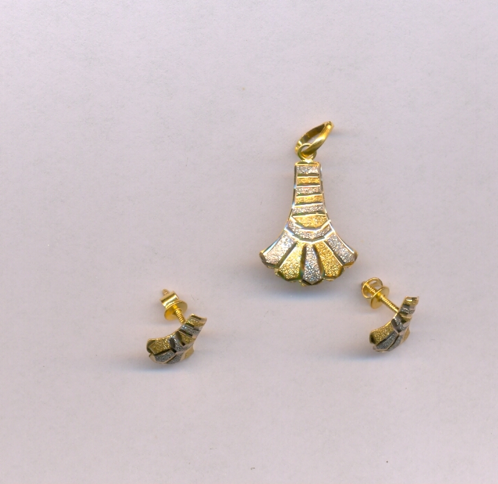 GOLD HALF SET PENDENT PLAIN EXCLUSIVE