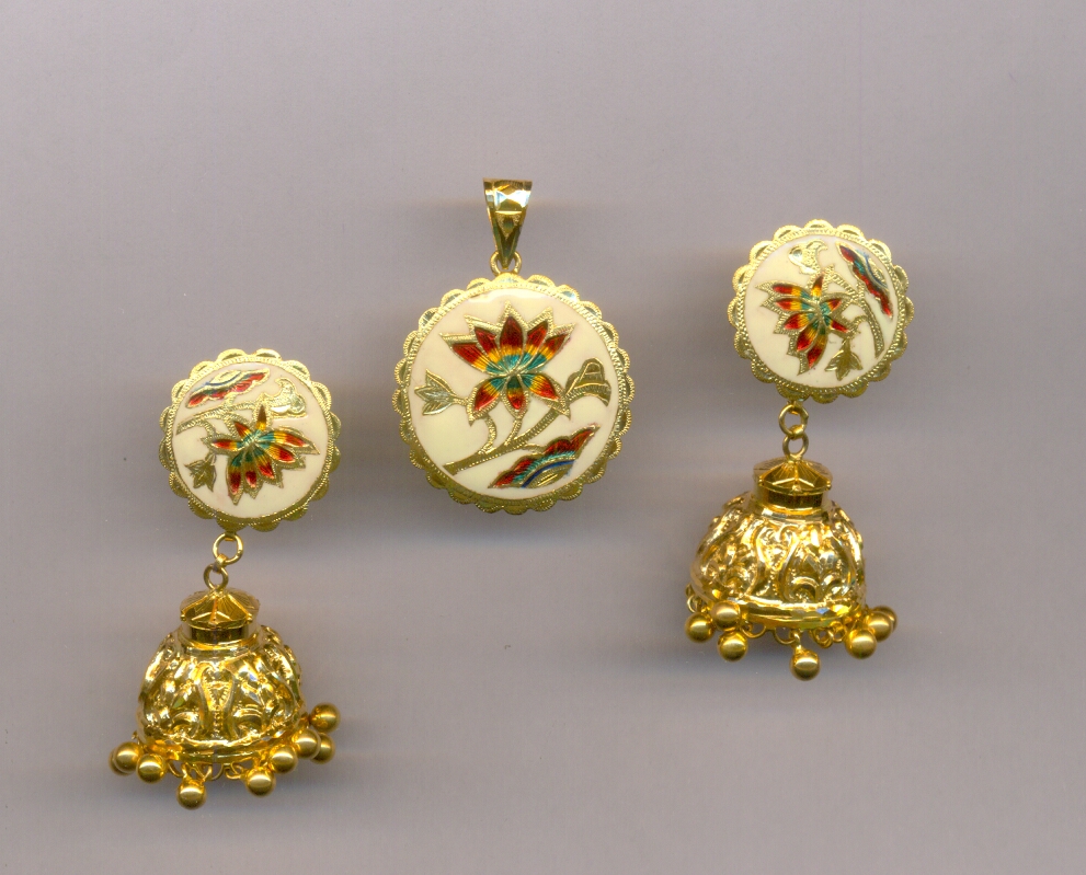 GOLD HALF SET PENDENT PLAIN EXCLUSIVE