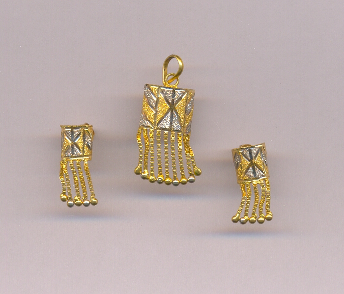 GOLD HALF SET PENDENT PLAIN FANCY