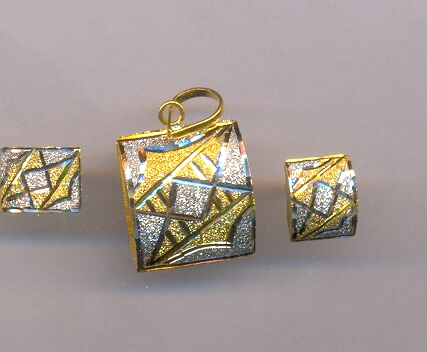 GOLD HALF SET PENDENT PLAIN FANCY