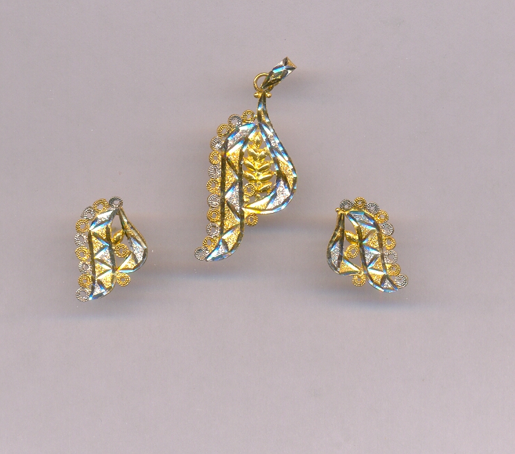 GOLD HALF SET PENDENT PLAIN FANCY