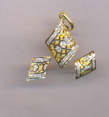 GOLD HALF SET PENDENT PLAIN FANCY