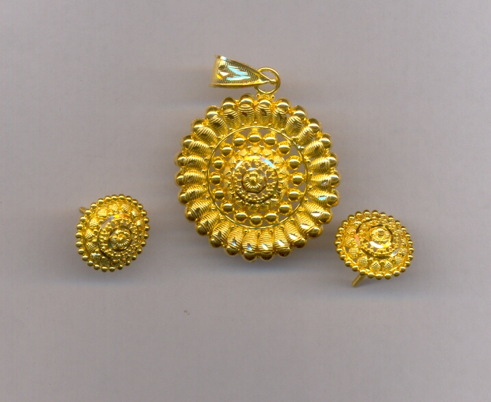 GOLD HALF SET PENDENT PLAIN FANCY