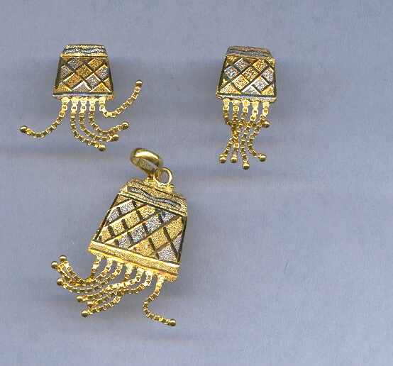 GOLD HALF SET PENDENT PLAIN FANCY