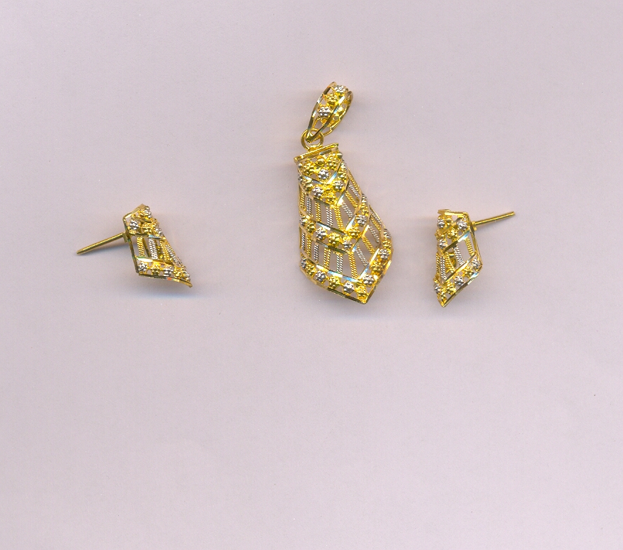 GOLD HALF SET PENDENT PLAIN FANCY
