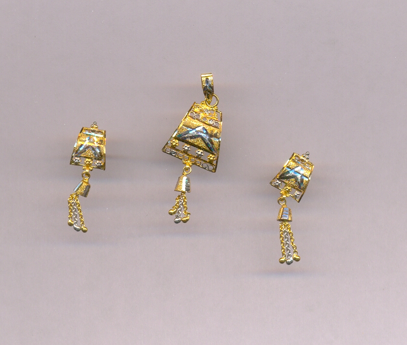 GOLD HALF SET PENDENT PLAIN FANCY