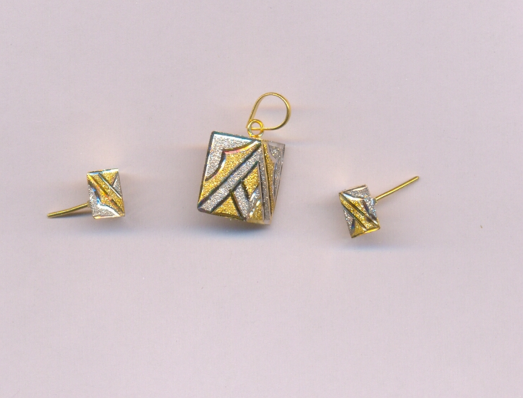 GOLD HALF SET PENDENT PLAIN FANCY