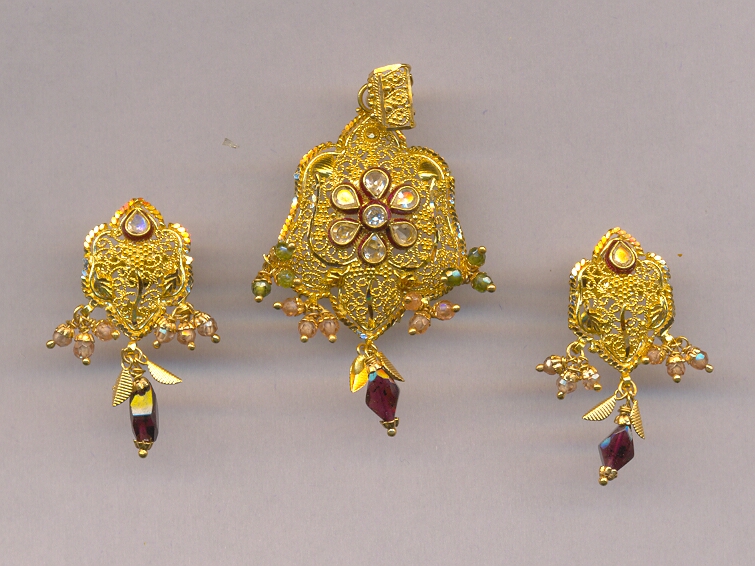 GOLD HALF SET PENDENT PLAIN FANCY
